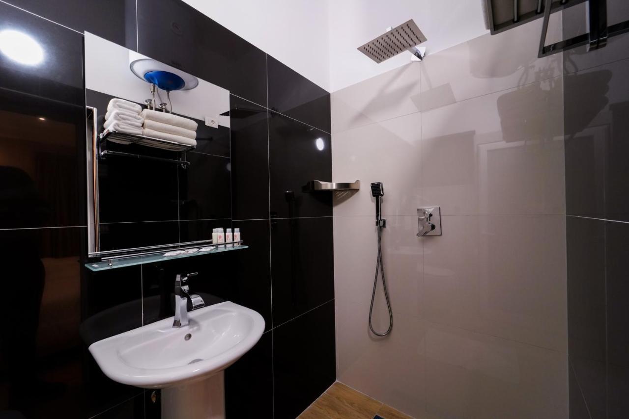 Sr99 Hotel Tirana Esterno foto
