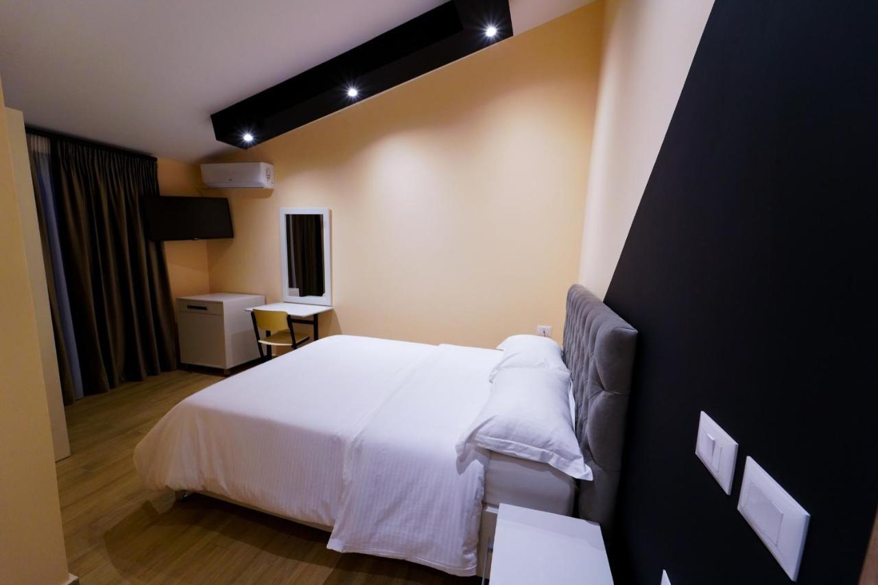 Sr99 Hotel Tirana Esterno foto