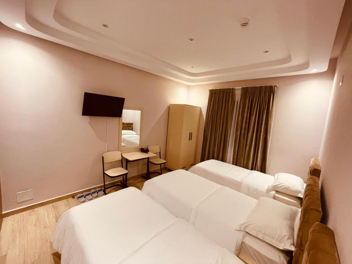 Sr99 Hotel Tirana Esterno foto