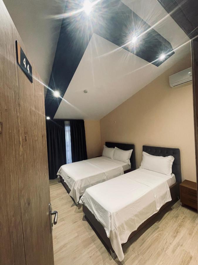 Sr99 Hotel Tirana Esterno foto